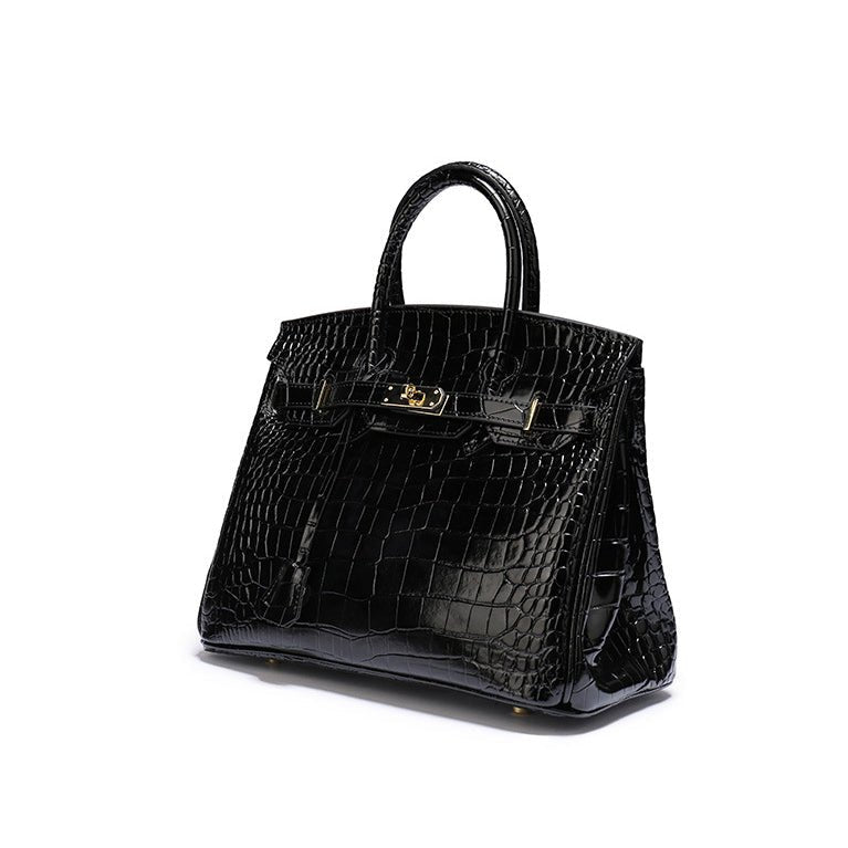 Feminine women's leather bag, luxury and chic for everyday sophistication.