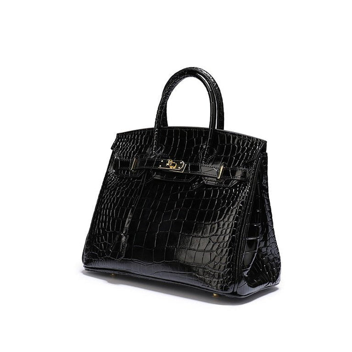 Feminine women's leather bag, luxury and chic for everyday sophistication.