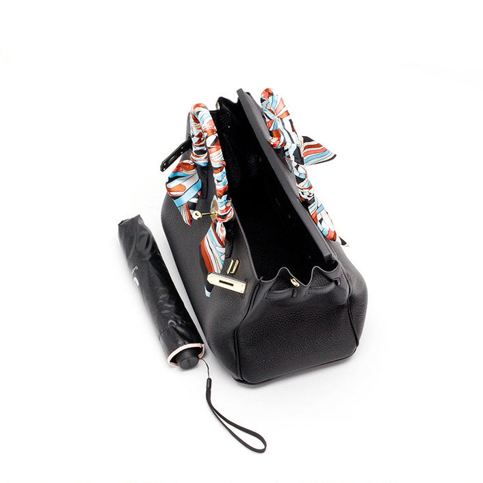 Luxury women's genuine leather bag, elegant and practical for daily outings.