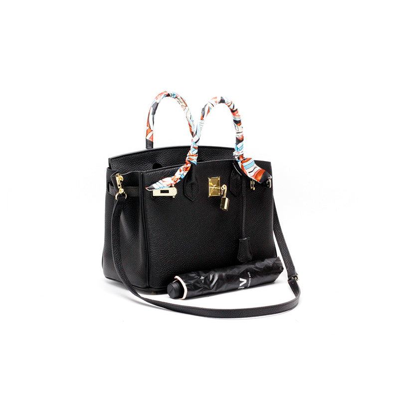 Designer luxury women's leather shoulder bag, sophisticated daily accessory.
