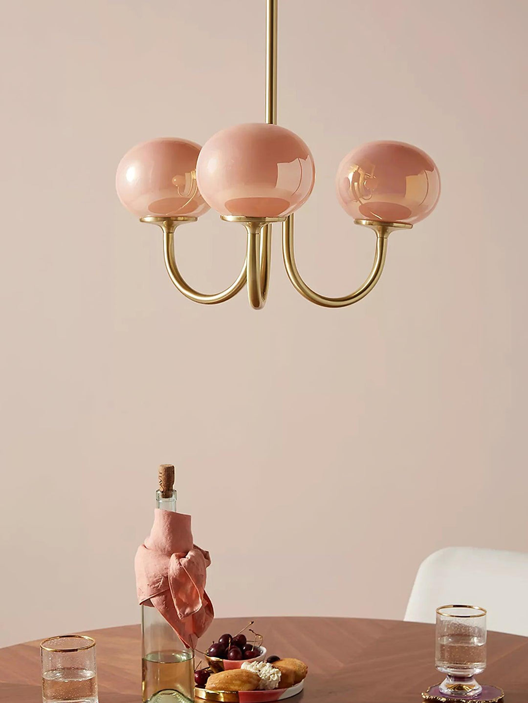 Elegant multi-sphere glass pendant lamp for modern spaces.