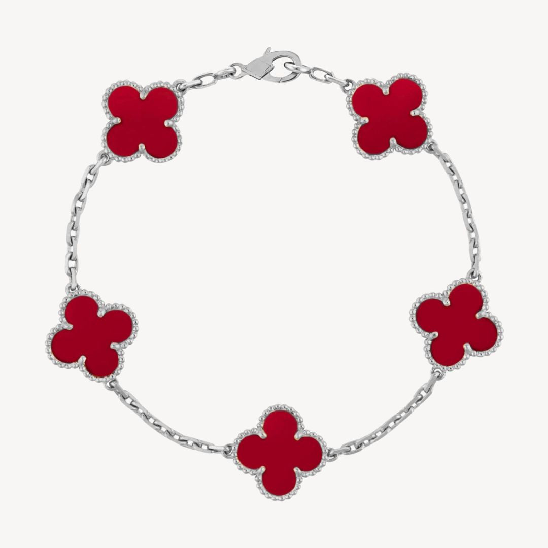 Agate gemstone clover charm bracelet for women, adding elegance to any outfit.