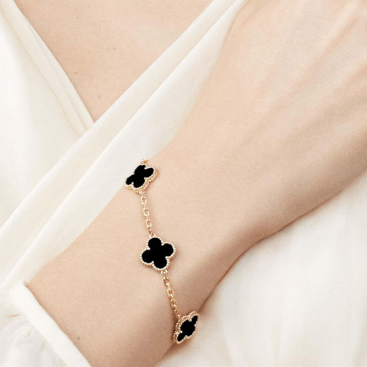 Luxurious agate gemstone bracelet with sparkling clover charms for women.