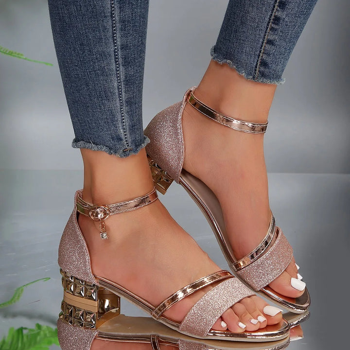 Stylish women's summer sandals with comfortable heel, ideal for elegant outfits.