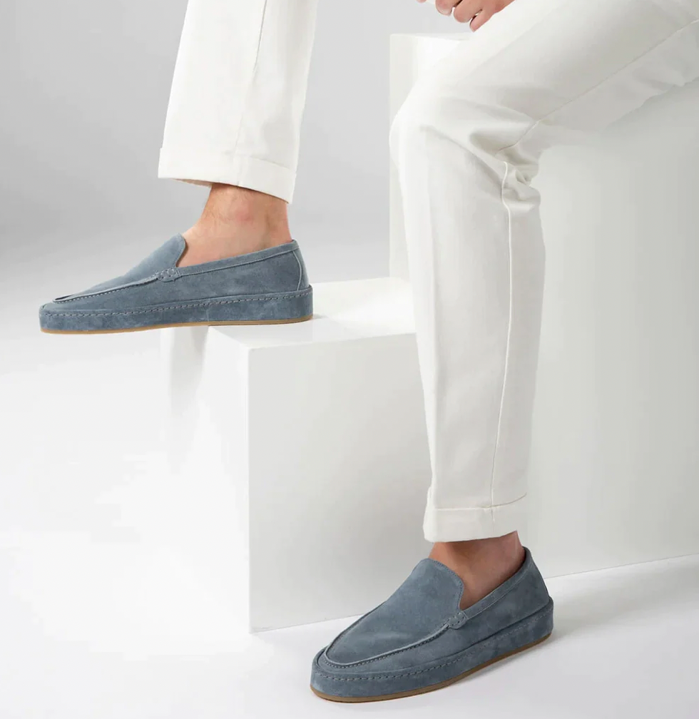 Versatile men's everyday loafers, elegant slip-on shoes with soft cushioning for smart casual fashion.