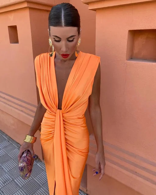 Chic women's sleeveless maxi dress with elegant pleats, ideal for casual wear