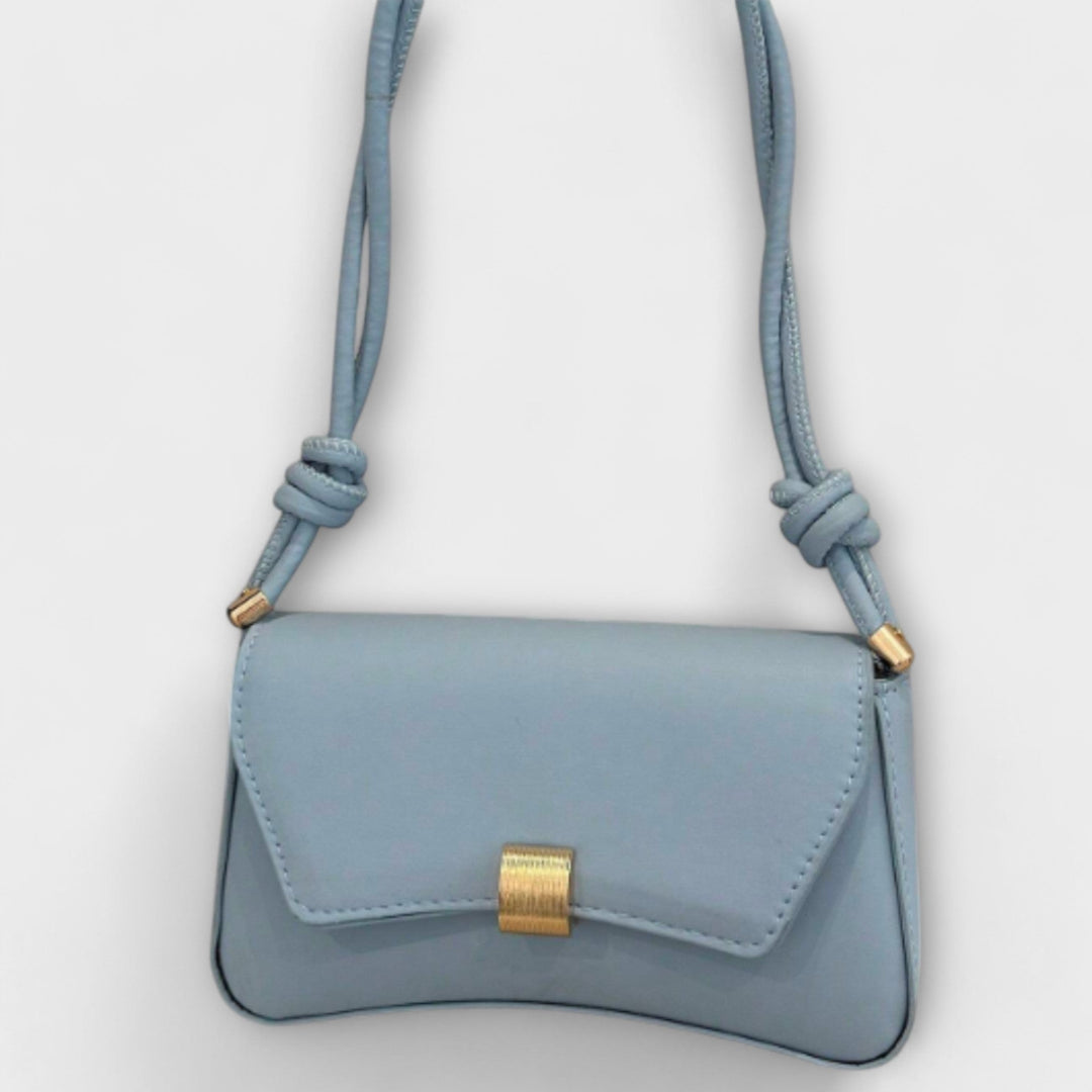 Women's sophisticated vintage flap shoulder bag, blending retro charm with modern style.
