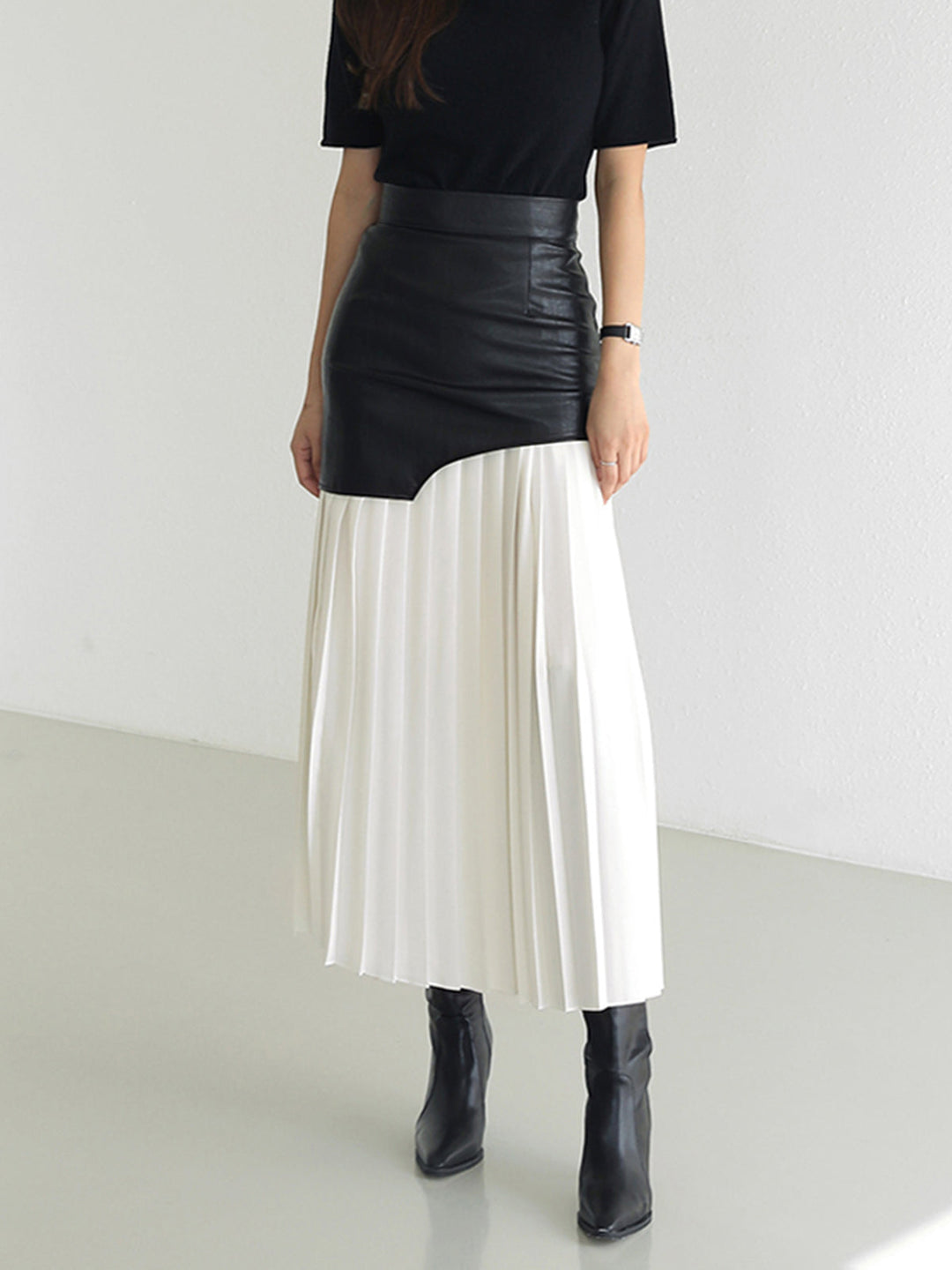 Elegant women's asymmetrical pleated midi skirt in a flowing fabric, perfect for summer fashion.