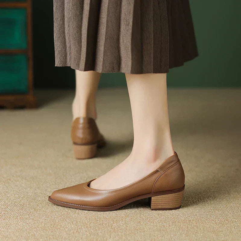 Stylish women's black mid-heeled shoes, pointed toe and sturdy block heel for all-day comfort.