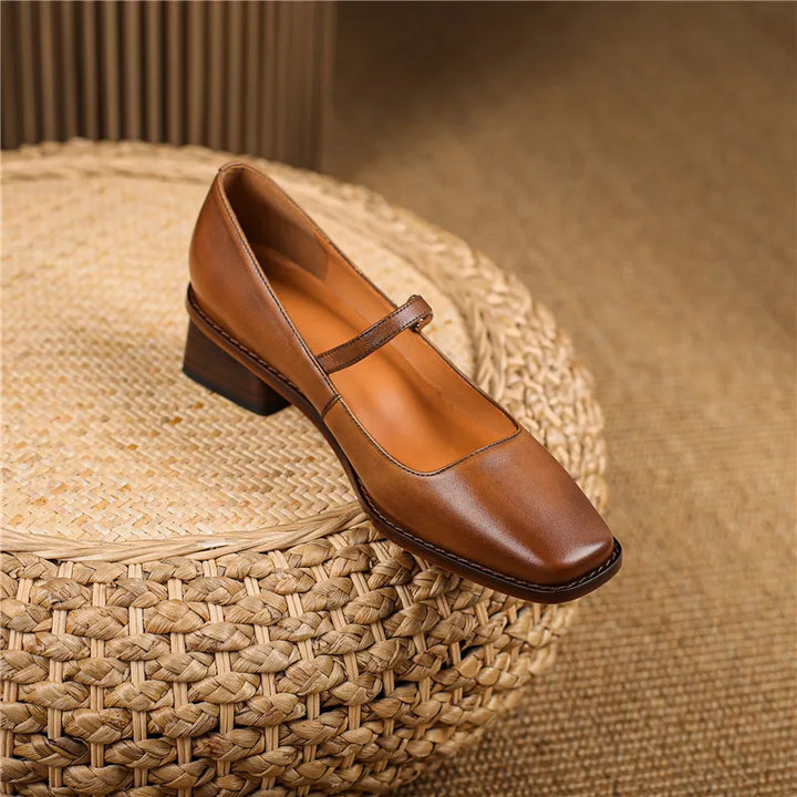 Women's spring footwear: sophisticated block heel shoes with ankle strap, blending style and comfort.