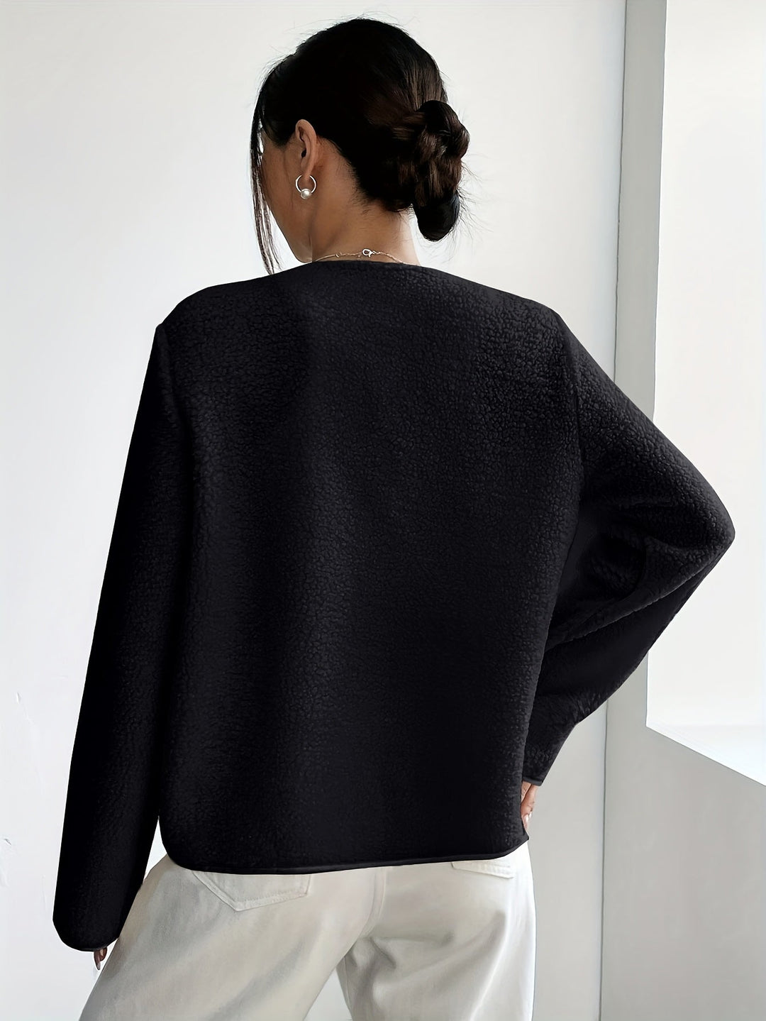 Detailed button-front women's jacket with long sleeves, elegant for fall & winter fashion.