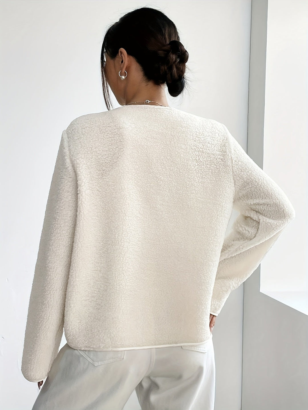 Chic women's button-front jacket, a stylish & comfortable outerwear choice for cold weather.