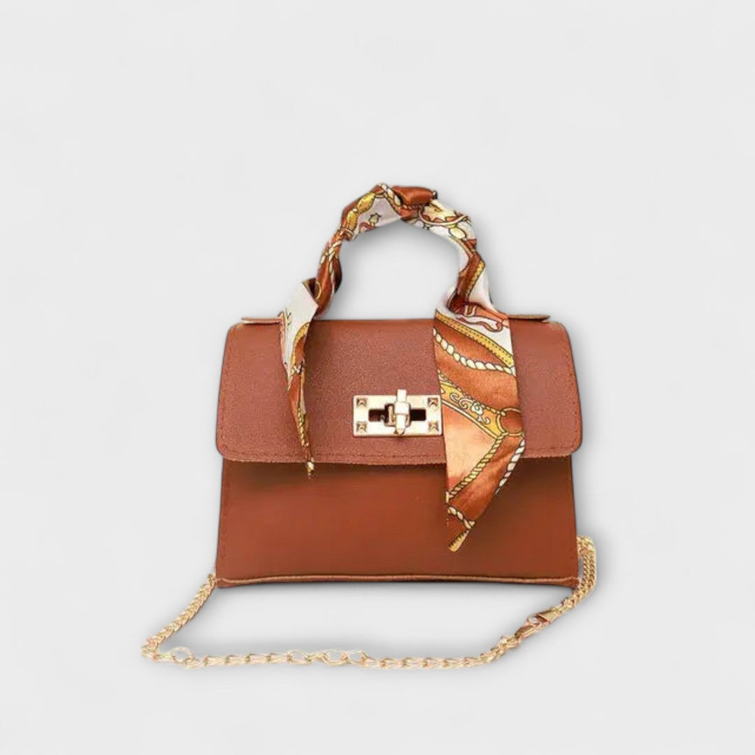 Crossbody women's bag with a classic design and elegant chain, great for summer fashion