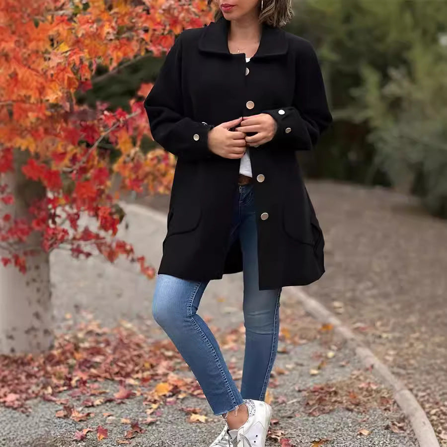 Fashionable women's oversized mid-thigh coat in khaki, ideal for winter