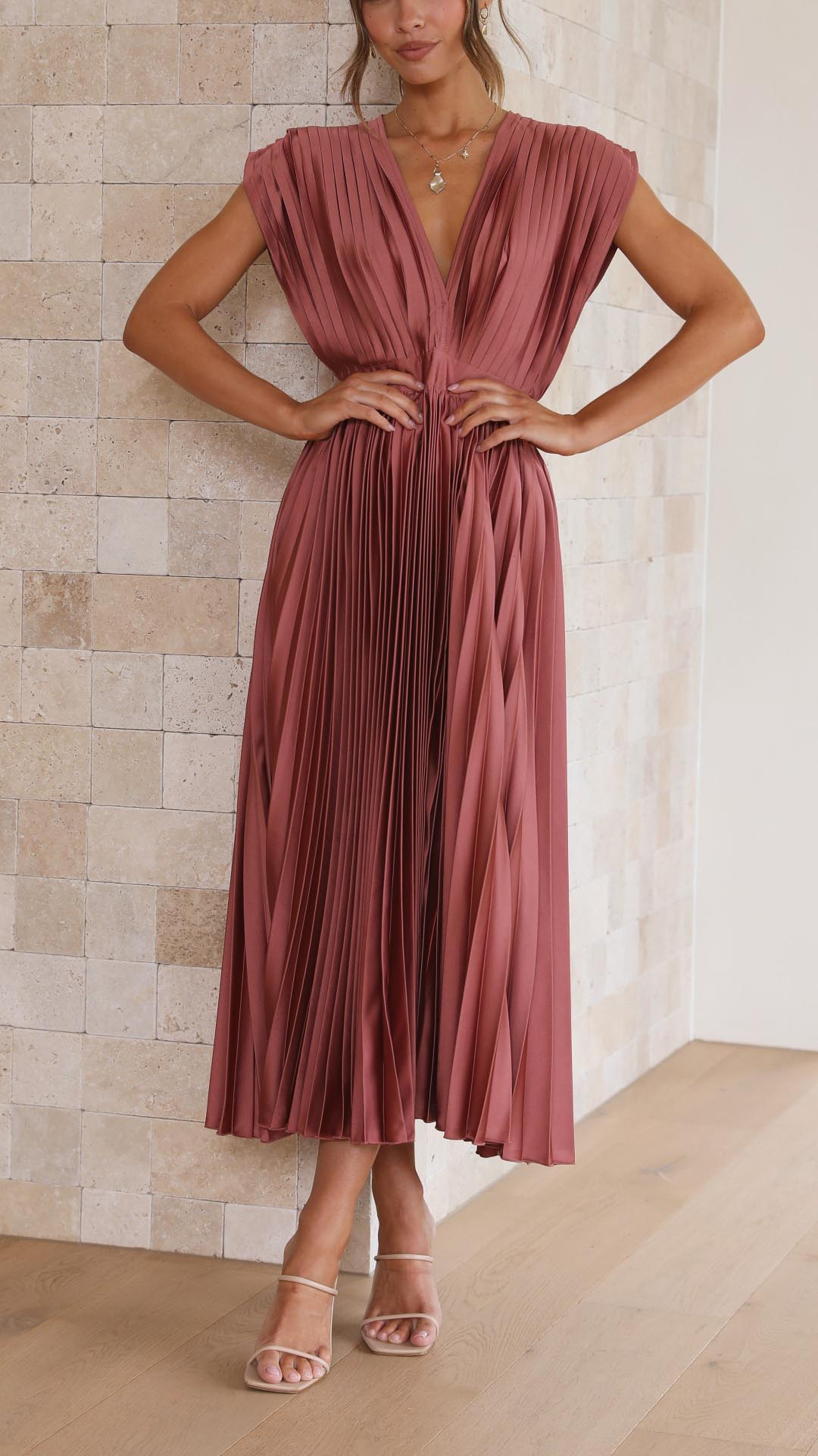 Elegant women's classic pleated v-neck maxi dress, perfect for summer parties.