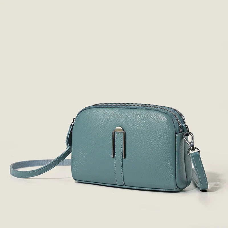Elegant women's crossbody bag in a classic design, perfect for everyday use.
