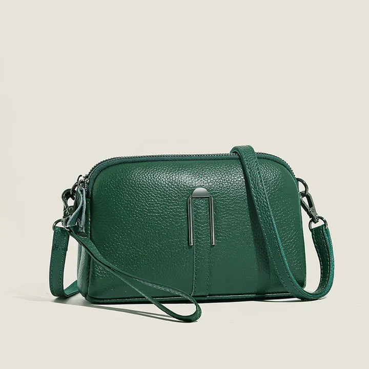 Stylish women's shoulder bag, suitable for evening wear or casual elegance. 
