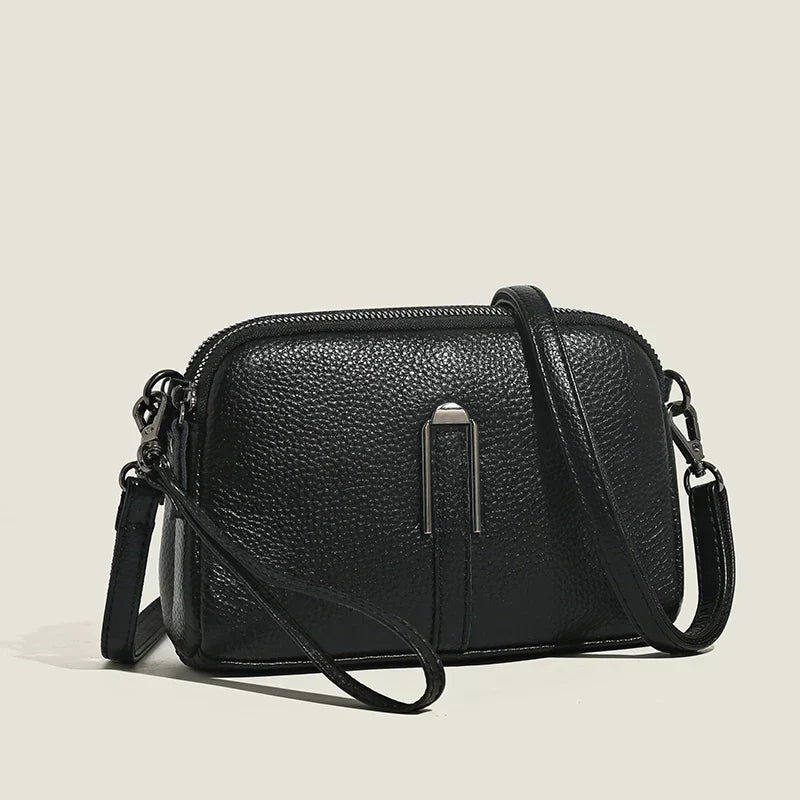 Chic women's shoulder bag in durable material, perfect with summer fashion.