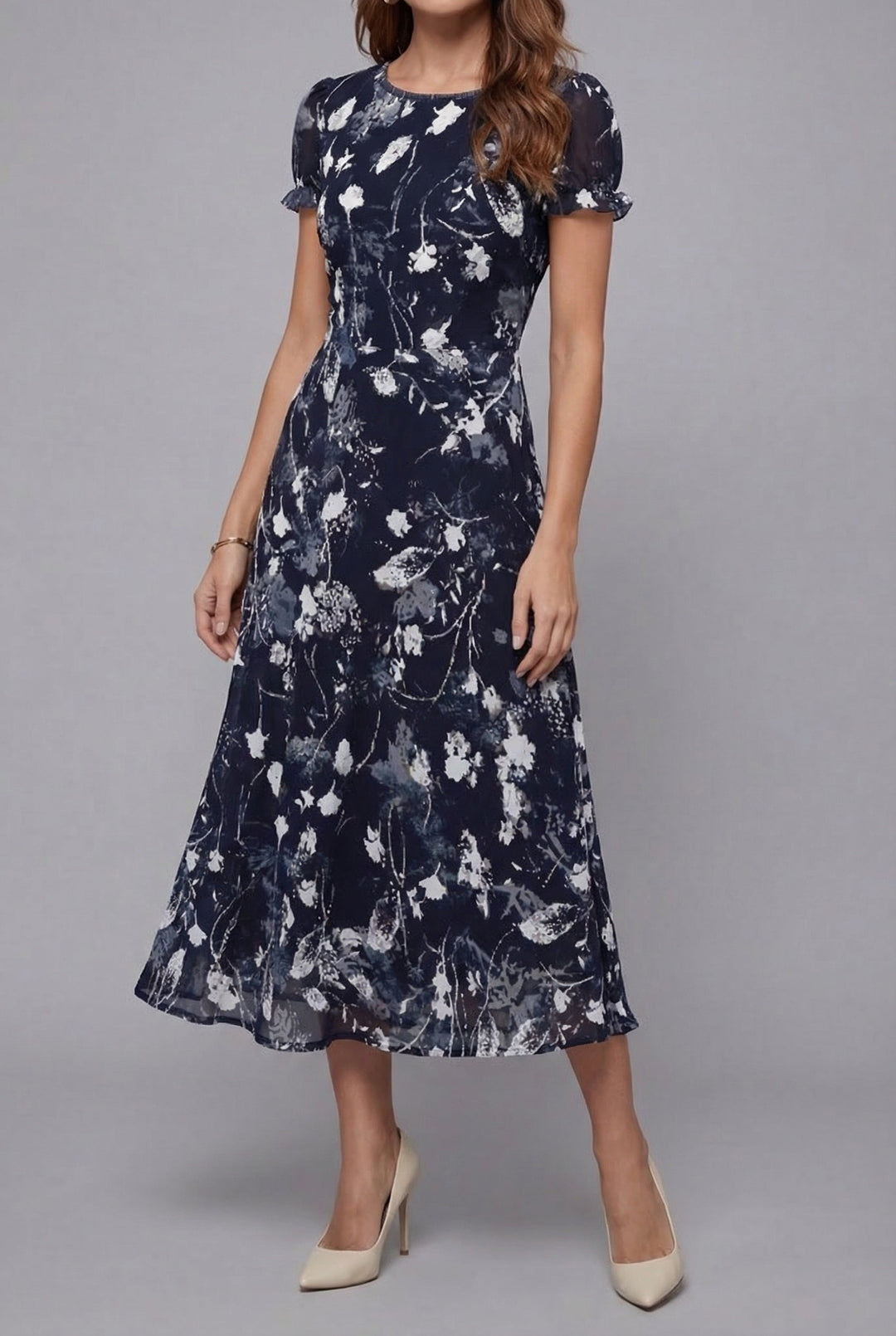 Women's short sleeve floral midi dress, ideal for summer vacations or elegant parties.