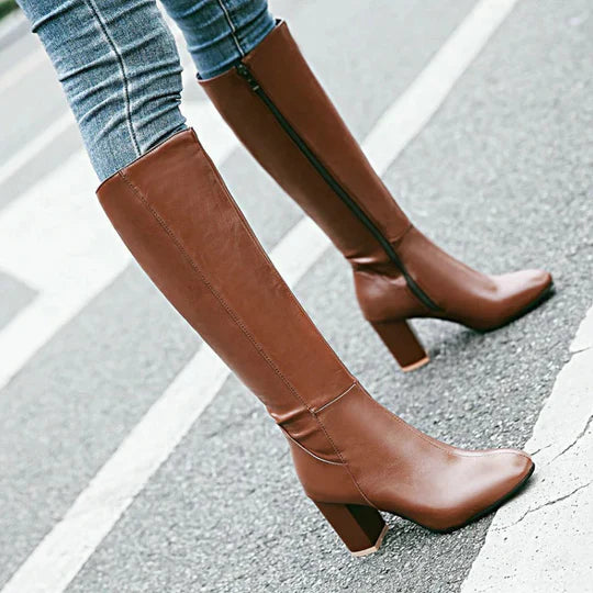Classic women's heeled knee-high boots in a versatile design, ideal for fashionable winter outfits.