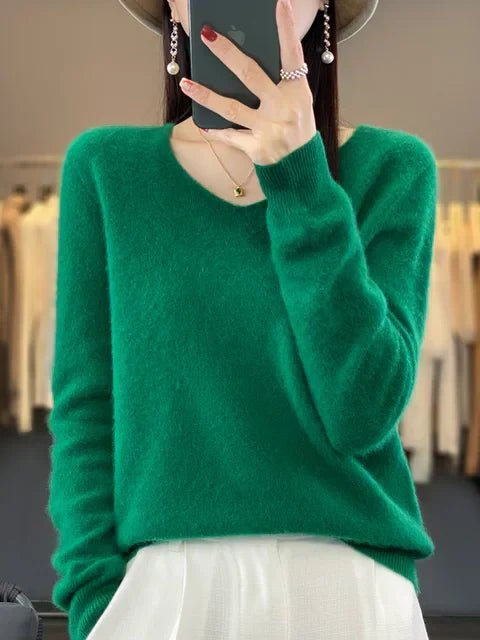 Cozy women's knit pullover, soft long-sleeve top for winter fashion, ideal for casual wear.