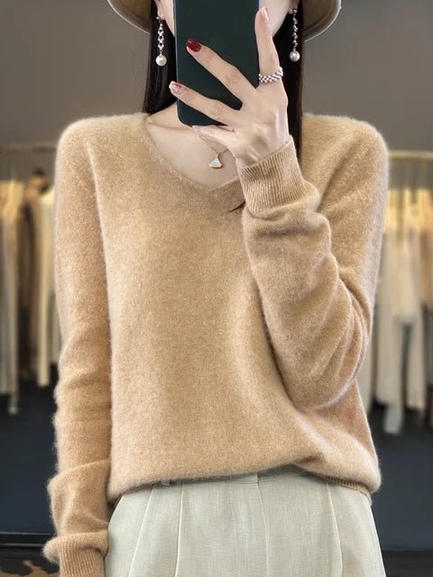 Soft knit women's pullover, comfortable long-sleeve top for everyday wear, stylish winter fashion essential.