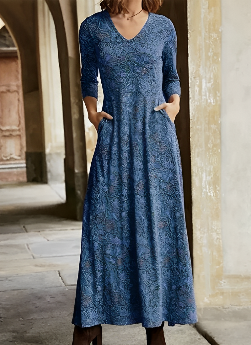 Bohemian women's maxi dress in a classic retro pattern, ideal for elegant vintage fashion.