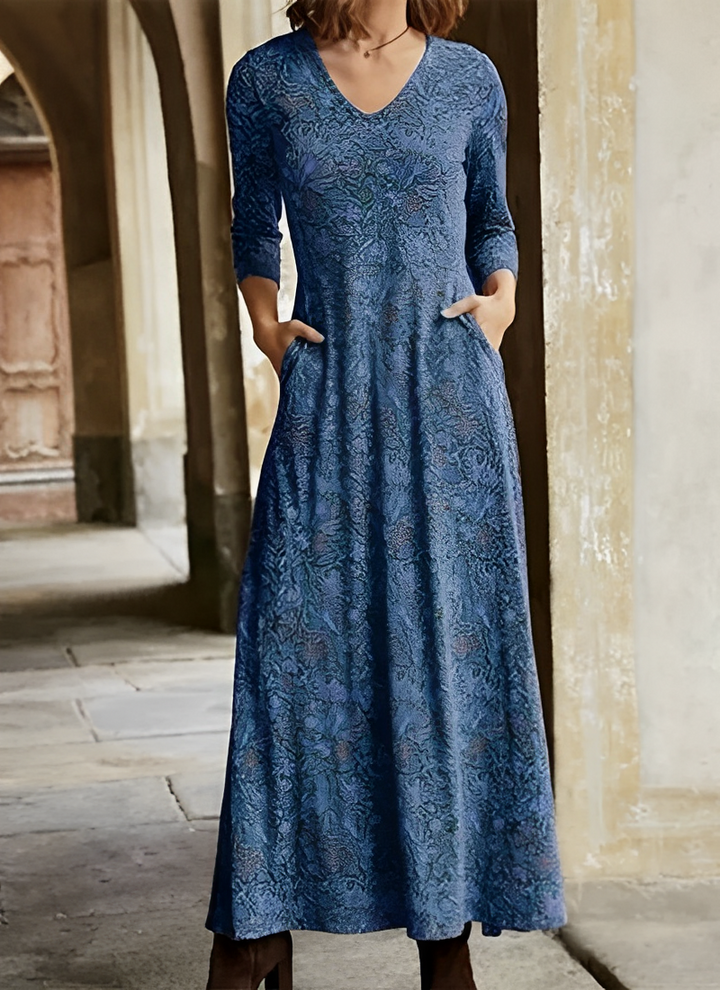 Bohemian women's maxi dress in a classic retro pattern, ideal for elegant vintage fashion.