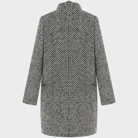 Tailored elegant long coat for women, premium fabric, ideal for a refined and fashionable look.