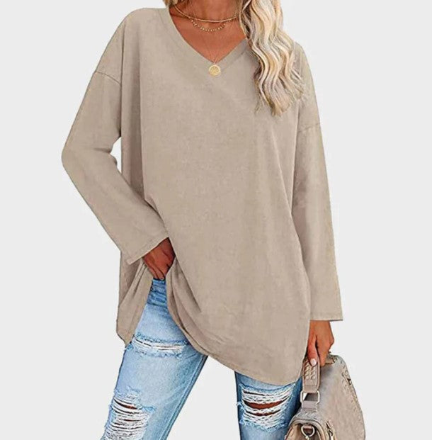 Elegant women's sweater with long sleeves, perfect for a chic casual outfit.