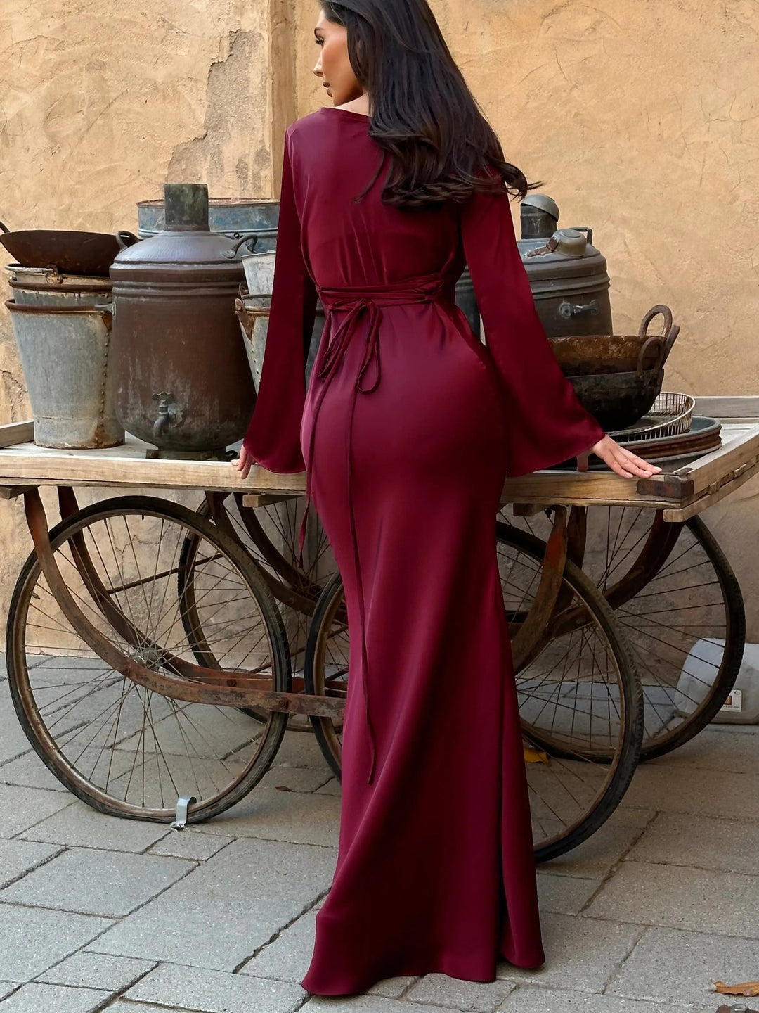 Elegant women's long sleeve maxi dress, a sophisticated choice for evening parties and receptions.