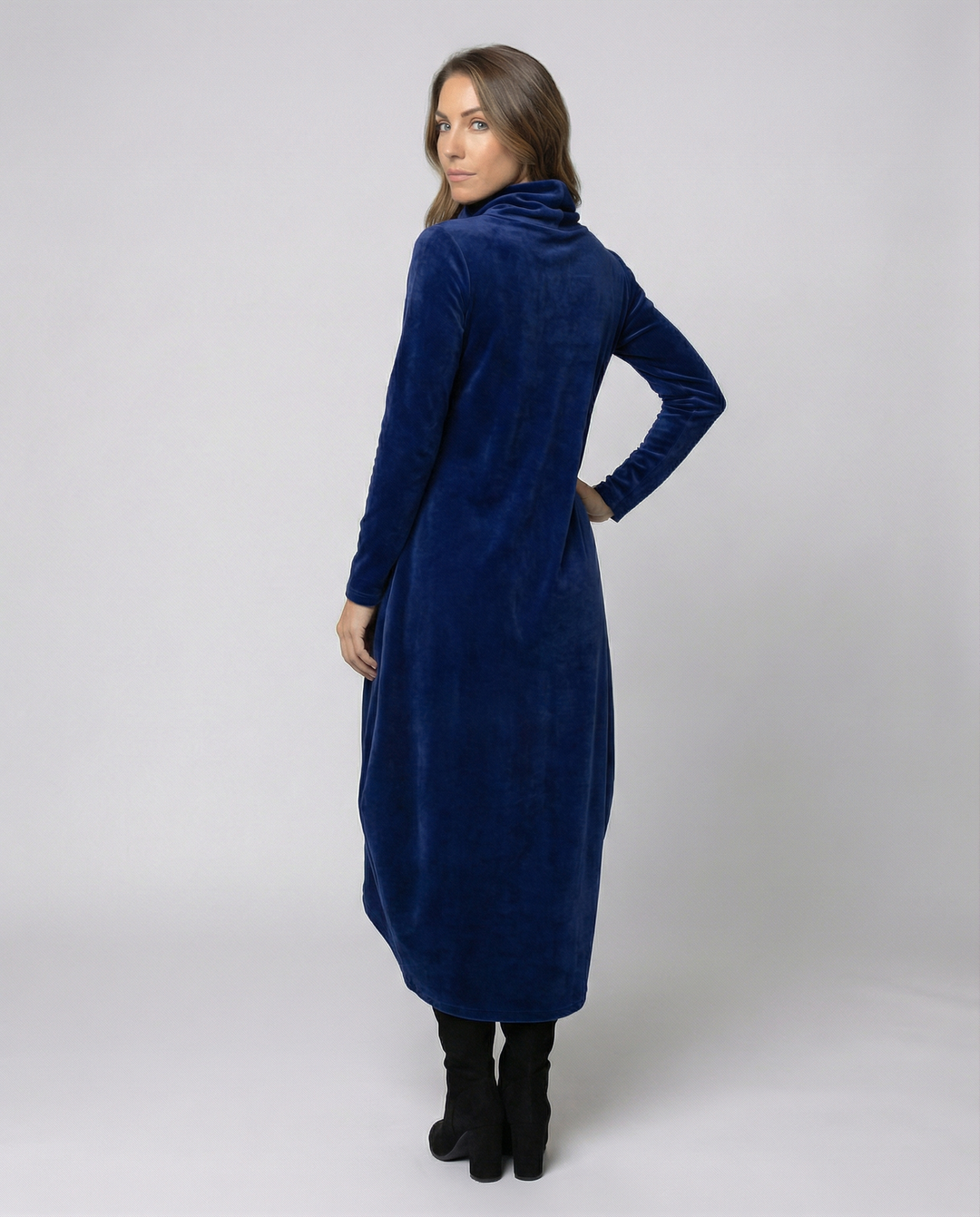 Chic women's dress: flattering silhouette, comfortable fabric, essential pockets & long sleeves.
