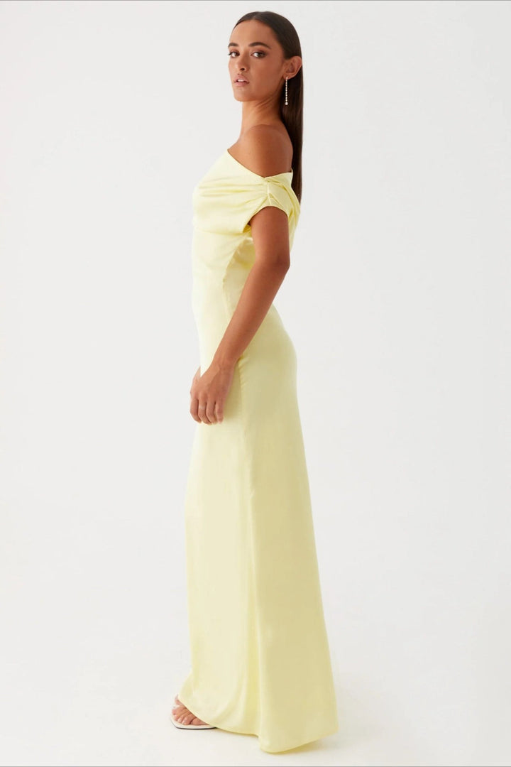 Premium women's evening dress, one-shoulder design with a flattering high-waist and asymmetric style.