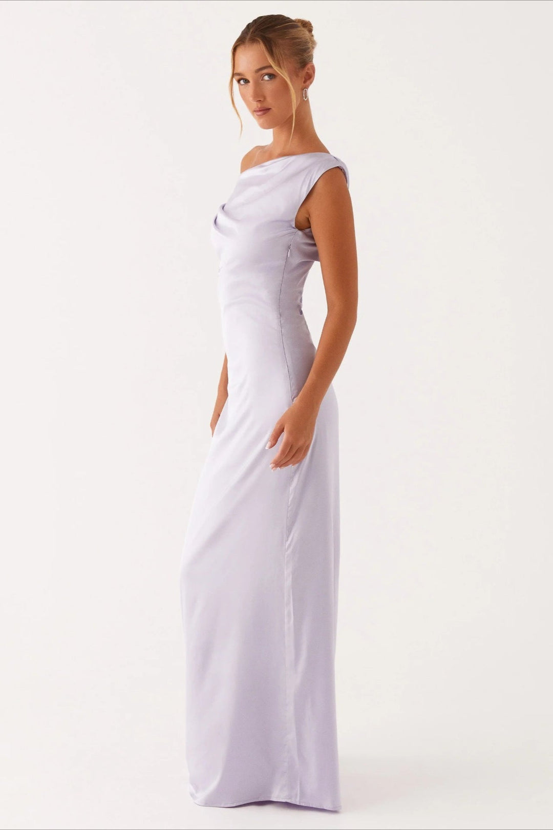 Beautiful women's one-shoulder evening gown, high-waist and asymmetric for a sophisticated look.