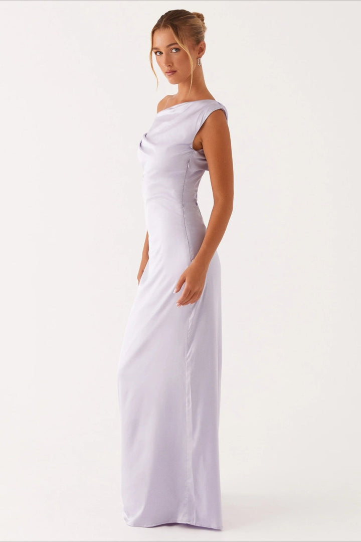 Beautiful women's one-shoulder evening gown, high-waist and asymmetric for a sophisticated look.