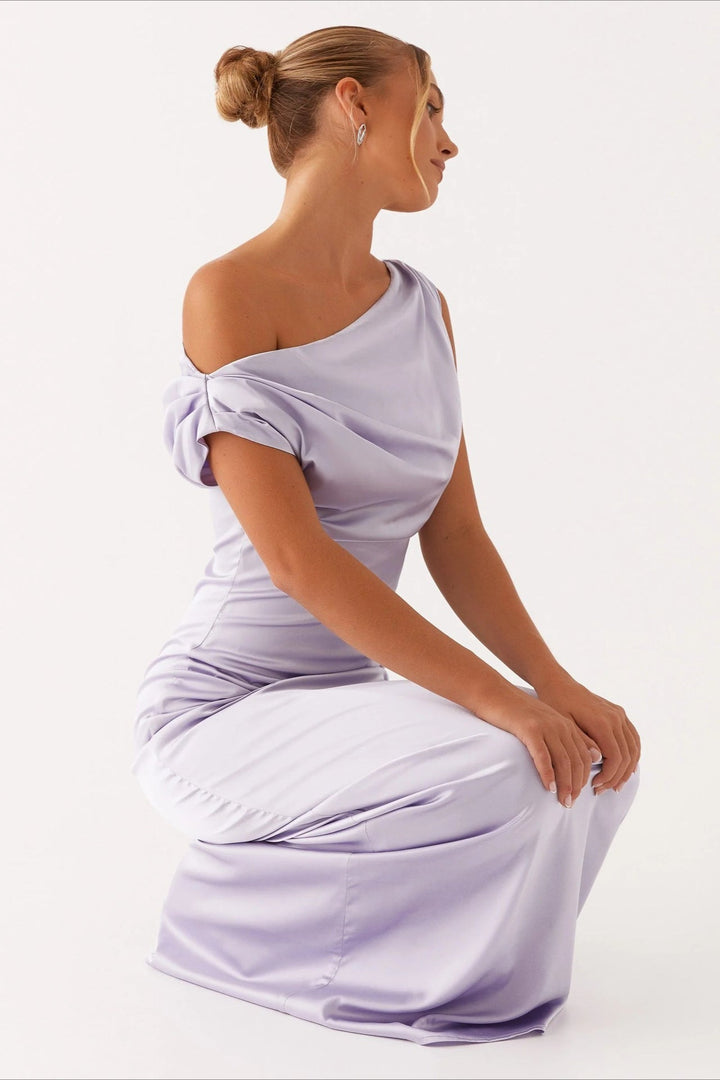 Flattering women's high-waist one-shoulder maxi dress, perfect asymmetric design for evening wear.