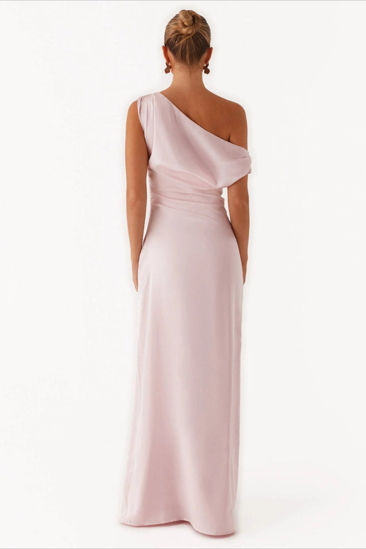 Fashion-forward women's high-waist asymmetric one-shoulder maxi dress, perfect for galas.