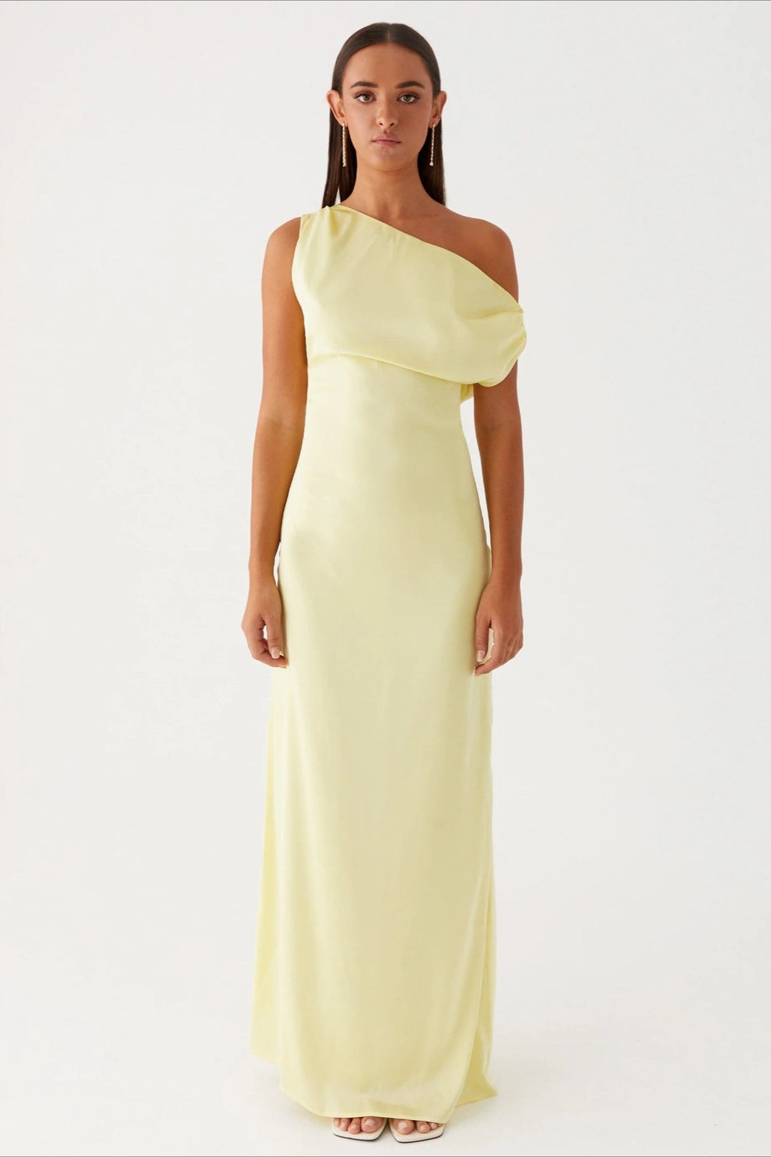Graceful women's high-waist one-shoulder formal dress, perfect for elegant special occasions.