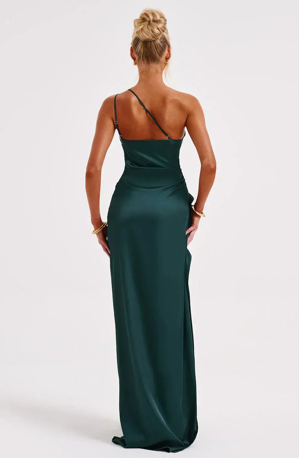 Comfortable yet elegant women's one-shoulder maxi dress, perfect for warm weather occasions.