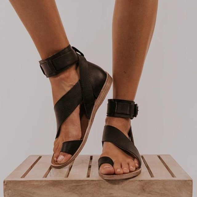 Casual chic women's sandals: orthopedic support with elegant cross straps & toe ring. Ideal comfort footwear.