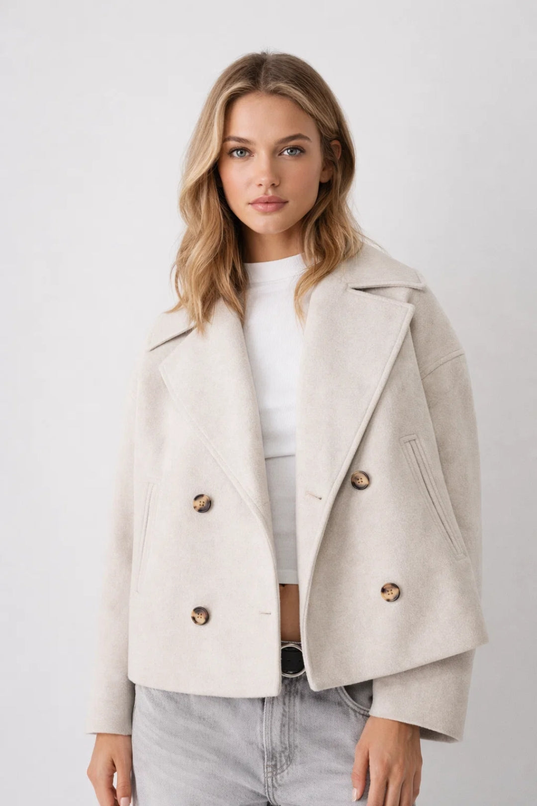 Versatile women's oversized short coat, double-breasted jacket for elegant smart casual outerwear.