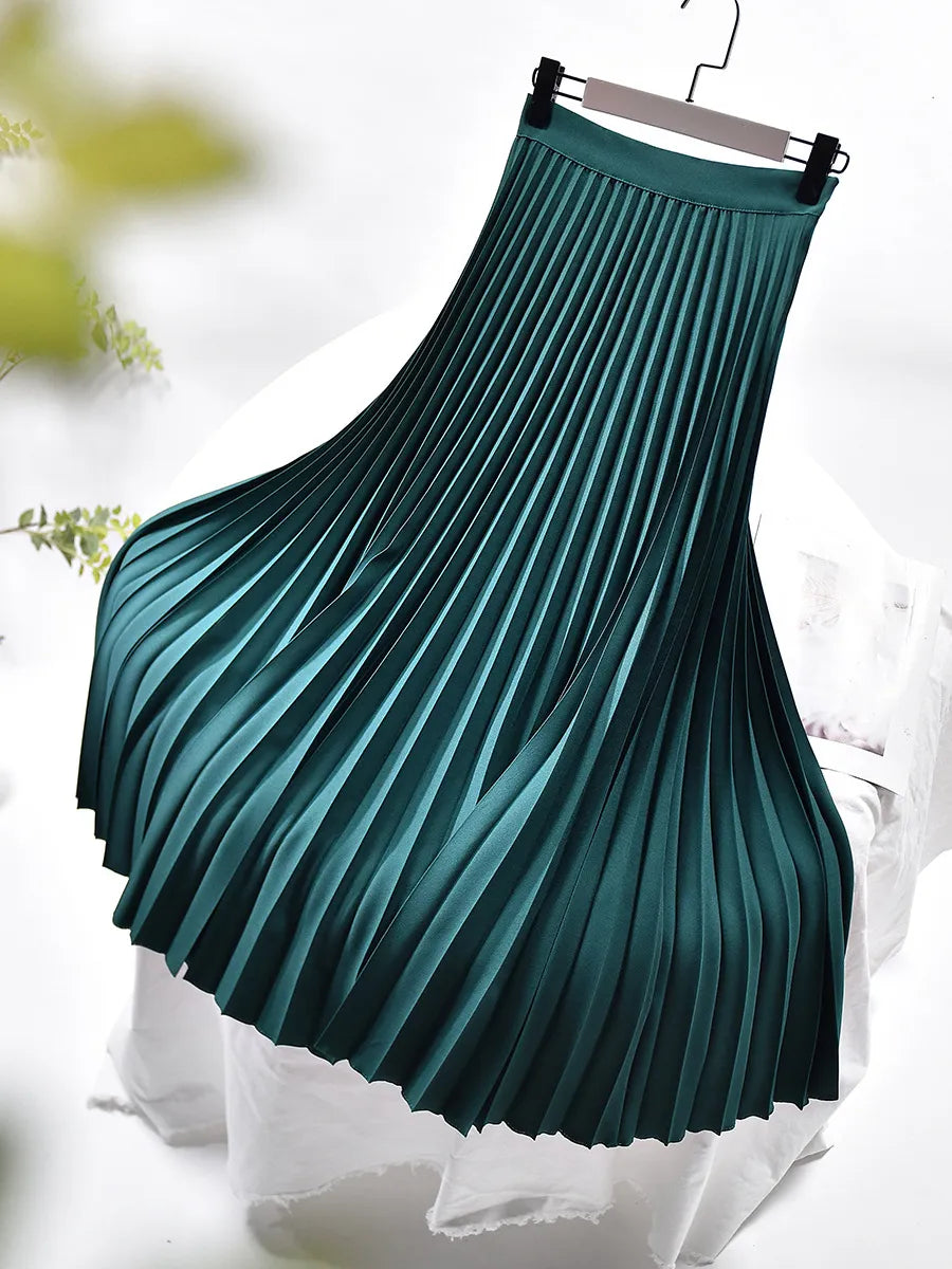Beautiful flowy women's pleated maxi skirt, suitable for various occasions.