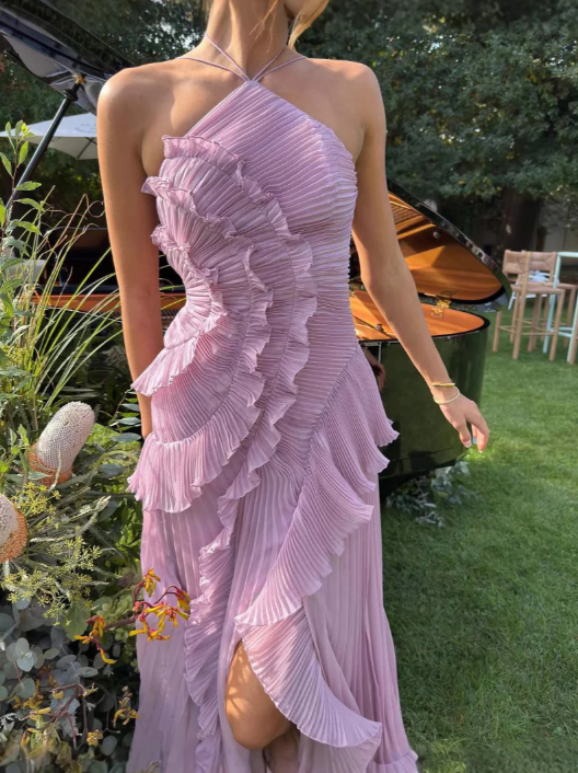 Stylish women's party dress: a pleated ruffle halter midi, combining comfort and elegance.