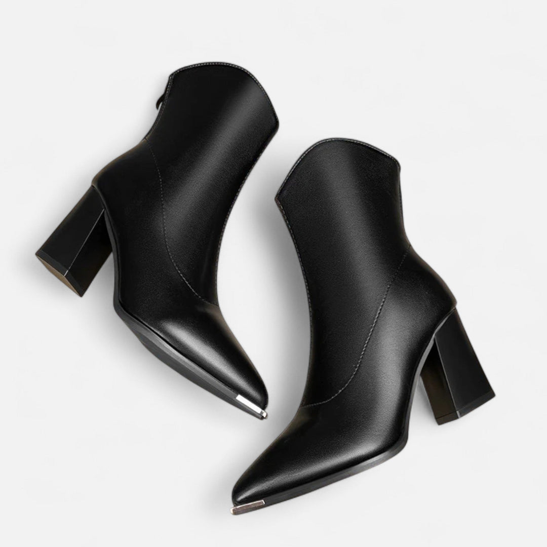 Classic women's pointed-toe Chelsea ankle boots. Stylish and comfortable footwear, ideal for fall and winter.