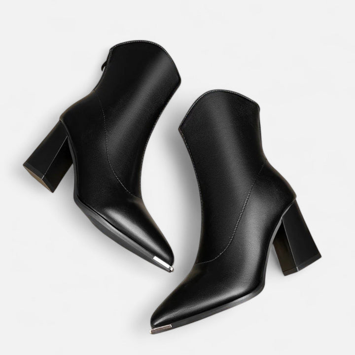 Classic women's pointed-toe Chelsea ankle boots. Stylish and comfortable footwear, ideal for fall and winter.