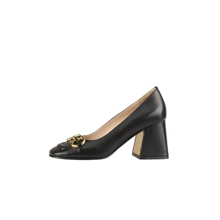 Fashionable women's retro high heels, featuring a stylish buckle. Vintage-inspired dress shoes.