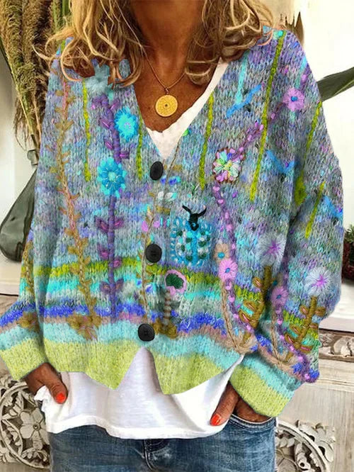 Comfortable women's oversized retro printed cardigan. Versatile long sleeve outerwear for elegant fall/winter fashion.