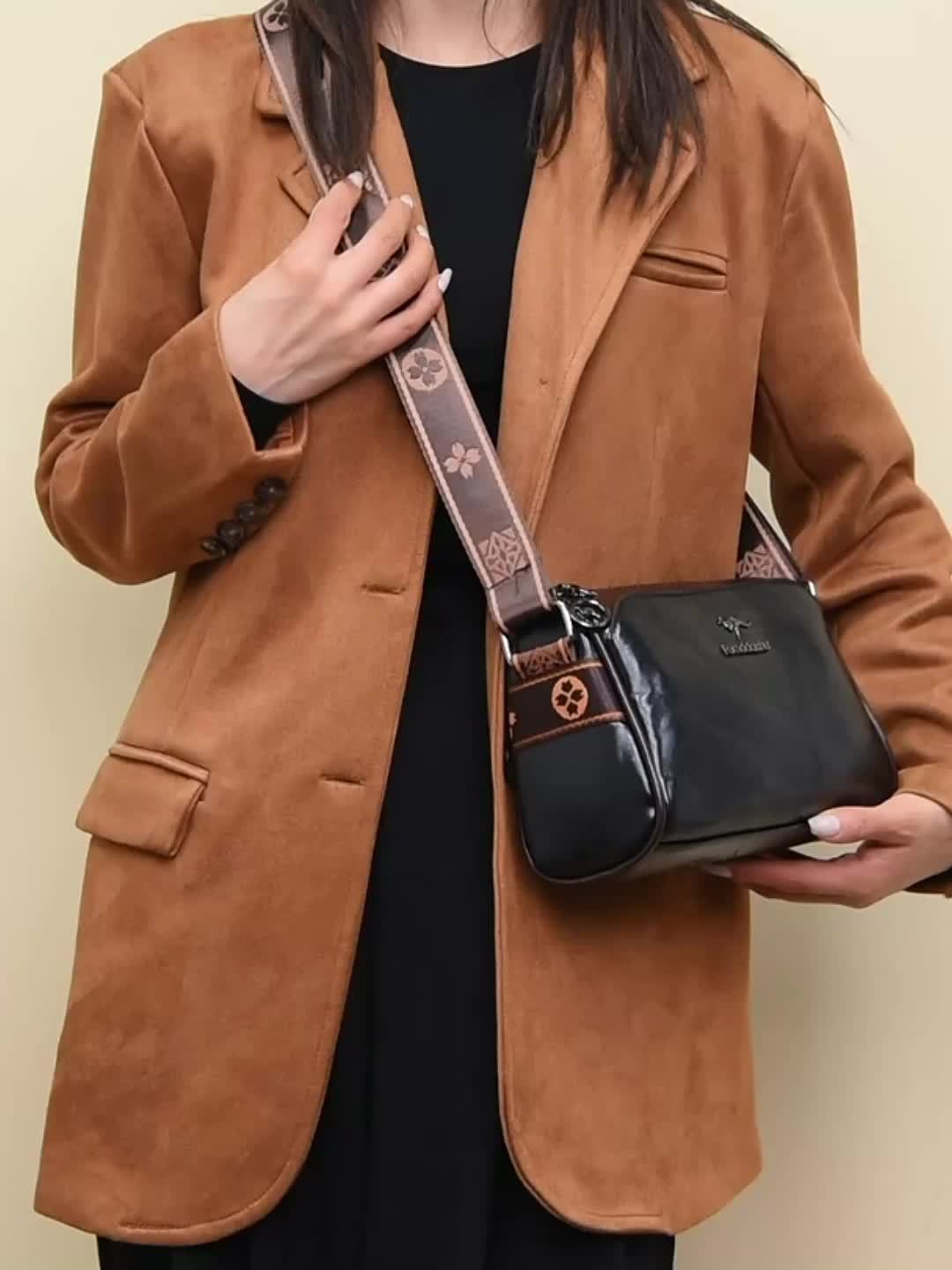 Versatile women's elegant shoulder bag. Classic design, adjustable strap & multiple compartments for daily essentials.