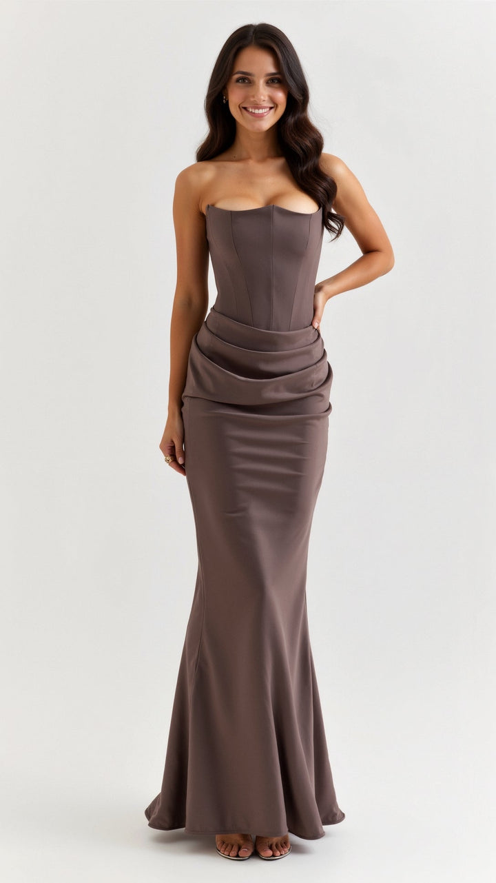 Stylish women's long column dress in a luxurious fabric, suitable for an elegant evening.