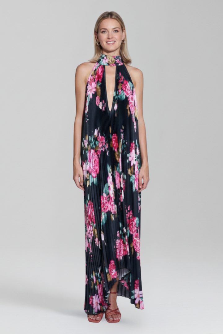Comfortable women's pleated maxi dress, suitable for warm weather outings.